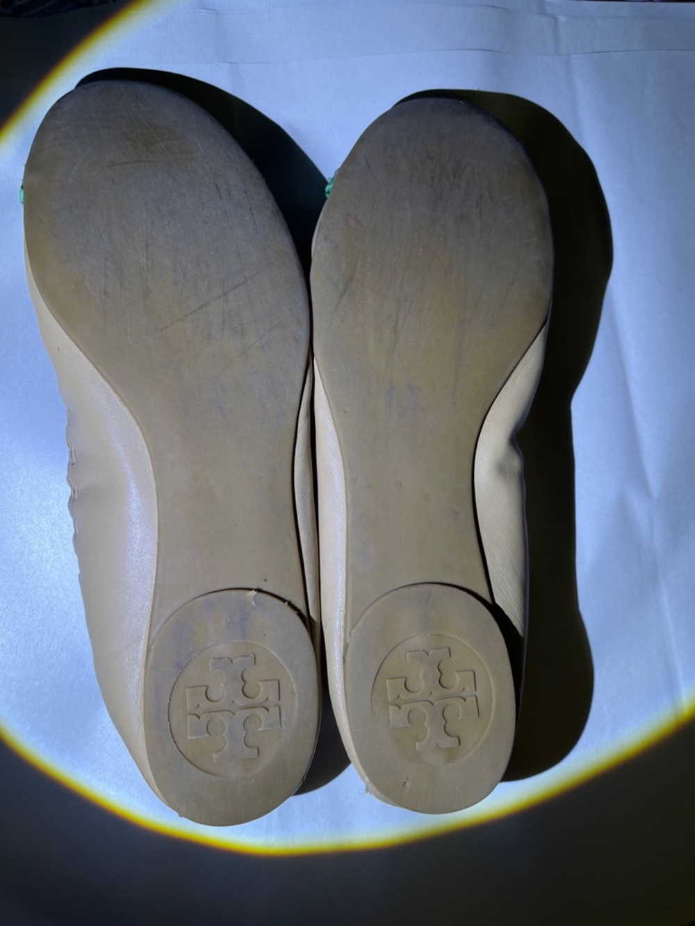 Tory Burch Tan Leather Flats with Green Croc-Texture Toe and Gold Logo - Picture 4 of 4